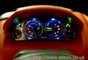 вид сбоку Астон Мартин Aston Martin AMV8 Vantage 2006. Кликните для просмотра фото автомобиля большего размера.