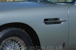 вид сбоку Астон Мартин Aston Martin DB5 1965. Кликните для просмотра фото автомобиля большего размера.