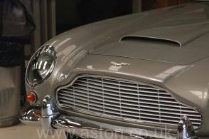 вид сзади Астон Мартин Aston Martin DB5 1965. Кликните для просмотра фото автомобиля большего размера.
