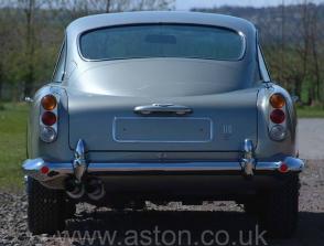 вид спереди Астон Мартин Aston Martin DB5 1965. Кликните для просмотра фото автомобиля большего размера.