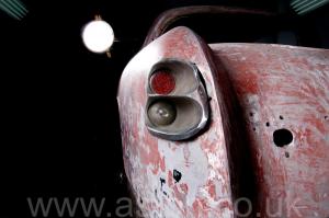 на дороге Астон Мартин Aston Martin DB2/4 Vignale 1954. Кликните для просмотра фото автомобиля большего размера.