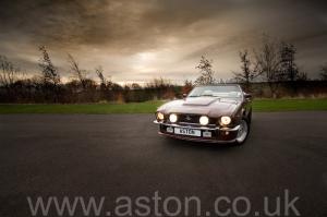 обзор Астон Мартин Aston Martin V8 Volante 1985. Кликните для просмотра фото автомобиля большего размера.