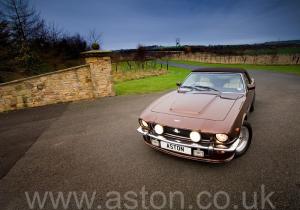 на трассе Астон Мартин Aston Martin V8 Volante 1985. Кликните для просмотра фото автомобиля большего размера.