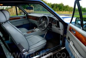 на трассе Астон Мартин Aston Martin V8 Coupe 1986. Кликните для просмотра фото автомобиля большего размера.