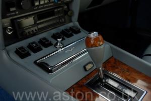 на дороге Астон Мартин Aston Martin V8 Coupe 1986. Кликните для просмотра фото автомобиля большего размера.