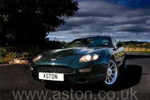 на дороге Астон Мартин Aston Martin DB7 Coupe 1997. Кликните для просмотра фото автомобиля большего размера.