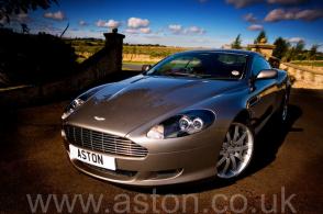 фото Астон Мартин Aston Martin DB9 2005. Кликните для просмотра фото автомобиля большего размера.
