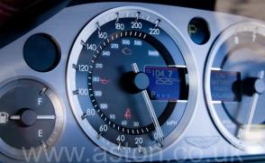 обзор Астон Мартин Aston Martin DB9 2005. Кликните для просмотра фото автомобиля большего размера.