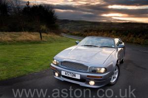 фото Астон Мартин Aston Martin V8 Volante - LWB 2000. Кликните для просмотра фото автомобиля большего размера.