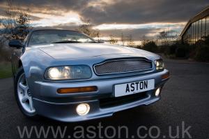 обзор Астон Мартин Aston Martin V8 Volante - LWB 2000. Кликните для просмотра фото автомобиля большего размера.