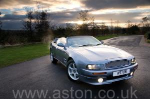 красивый Астон Мартин Aston Martin V8 Volante - LWB 2000. Кликните для просмотра фото автомобиля большего размера.