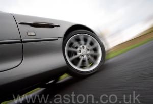 обзор Астон Мартин Aston Martin DB7 Vantage 2004. Кликните для просмотра фото автомобиля большего размера.