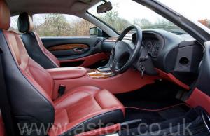 на дороге Астон Мартин Aston Martin DB7 Vantage 2004. Кликните для просмотра фото автомобиля большего размера.
