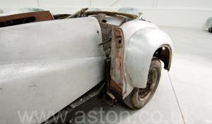 на трассе Астон Мартин DB1 1950. Кликните для просмотра фото автомобиля большего размера.