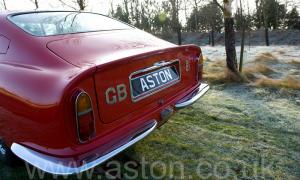 вид сзади Астон Мартин DB6 Mk1 1969. Кликните для просмотра фото автомобиля большего размера.