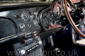 вид сбоку Астон Мартин DB6 Mk 1 спецификации Vantage 1967. Кликните для просмотра фото автомобиля большего размера.