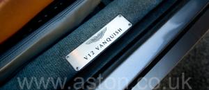 обзор Астон Мартин Vanquish V12 2002. Кликните для просмотра фото автомобиля большего размера.